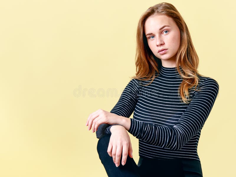 Ο όμορφος redhead έφηβος με τις φακίδες που θέτουν για το πορτρέτο μόδας, κρητιδογραφία χρωματίζει το υπόβαθρο πανέμορφες νεολαίε στοκ εικόνες με δικαίωμα ελεύθερης χρήσης Ο όμορφος redhead έφηβος με τις φακίδες που θέτουν για το πορτρέτο μόδας, κρητιδογραφία χρωματίζει το υπόβαθρο πανέμορφες νεολαίε στοκ εικόνες με δικαίωμα ελεύθερης χρήσης