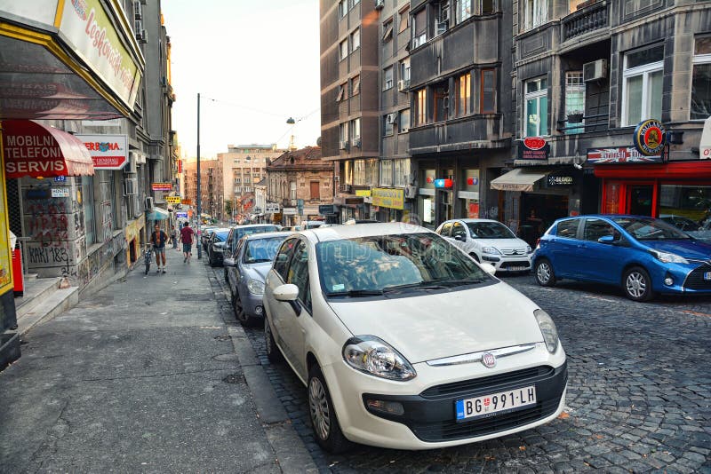 Οδός Balkanska, Βελιγράδι. ΒΕΛΙΓΡΑΔΙ, ΣΕΡΒΙΑ - 13 ΙΟΥΛΊΟΥ 2017 Οδός Balkanska, τοπ θέσεις σε Βελιγράδι, μια γέφυρα ` ` μεταξύ παλαιός και νέος moskva της Μόσχας ξενοδοχείων