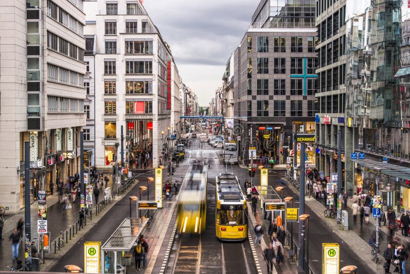Οδός Friedrichstrasse στο Βερολίνο στοκ φωτογραφίες με δικαίωμα ελεύθερης χρήσης