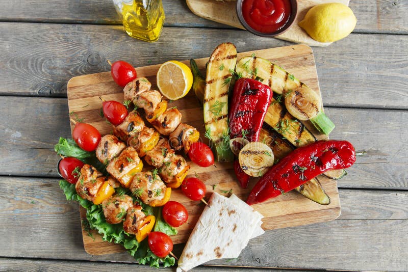 Οβελίδιο κοτόπουλου kebab με την ψημένη στη σχάρα σχάρα λαχανικών στοκ εικόνες με δικαίωμα ελεύθερης χρήσης Οβελίδιο κοτόπουλου kebab με την ψημένη στη σχάρα σχάρα λαχανικών στοκ εικόνες με δικαίωμα ελεύθερης χρήσης
