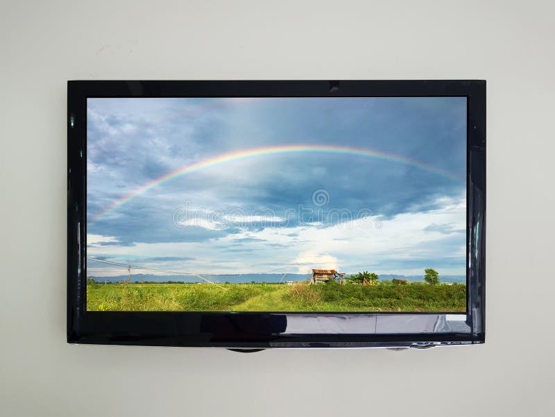 Οδηγημένη TV στο υπόβαθρο τοίχων με το ουράνιο τόξο στον ουρανό στοκ φωτογραφία με δικαίωμα ελεύθερης χρήσης Οδηγημένη TV στο υπόβαθρο τοίχων με το ουράνιο τόξο στον ουρανό στοκ φωτογραφία με δικαίωμα ελεύθερης χρήσης
