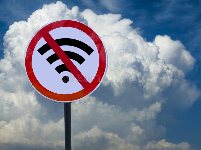 Οδικό σημάδι κανένα wifi στο υπόβαθρο ουρανού με τα σύννεφα στοκ φωτογραφία με δικαίωμα ελεύθερης χρήσης