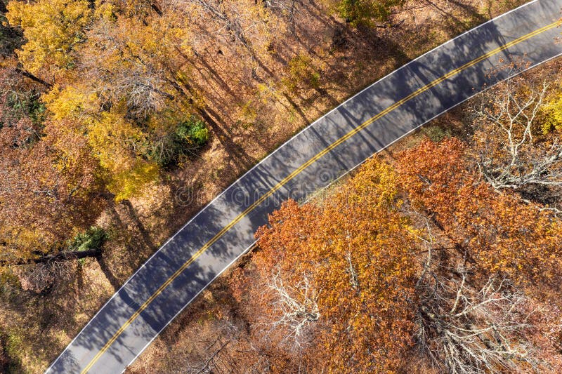 Οδικό ταξίδι στο Blue Ridge Parkway. Οδηγώντας την εξερεύνηση αυτοκινήτων ταξιδεύει στο φθινοπωρινό δάσος στους λόφους του βουνού στοκ εικόνες