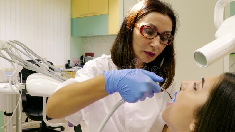 Οδοντίατρος στην εργασία στην οδοντική μονάδα με έναν νέο ασθενή γυναικών