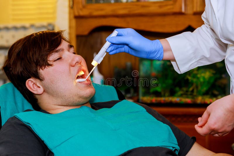Οδοντική εξέταση σιλικόνης οδοντιάτρων ` s orthodontic στοκ φωτογραφίες με δικαίωμα ελεύθερης χρήσης Οδοντική εξέταση σιλικόνης οδοντιάτρων ` s orthodontic στοκ φωτογραφίες με δικαίωμα ελεύθερης χρήσης