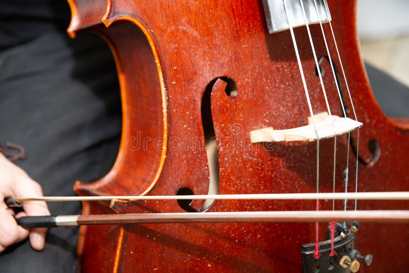 Οδός Busker που εκτελεί τη μουσική της Jazz υπαίθρια Κλείστε επάνω του μουσικού οργάνου στοκ φωτογραφία Οδός Busker που εκτελεί τη μουσική της Jazz υπαίθρια Κλείστε επάνω του μουσικού οργάνου στοκ φωτογραφία