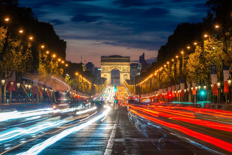 Οδός κυκλοφορίας φωτισμών scence νύχτας Impressive Arc de Triomphe Παρίσι κατά μήκος διάσημη δενδρώδης Avenue des Champs- στοκ φωτογραφία με δικαίωμα ελεύθερης χρήσης Οδός κυκλοφορίας φωτισμών scence νύχτας Impressive Arc de Triomphe Παρίσι κατά μήκος διάσημη δενδρώδης Avenue des Champs- στοκ φωτογραφία με δικαίωμα ελεύθερης χρήσης