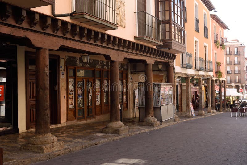 Οδός με τα arcades Ampudia, Tierra de Campos, Palenciia prov στοκ φωτογραφία Οδός με τα arcades Ampudia, Tierra de Campos, Palenciia prov στοκ φωτογραφία