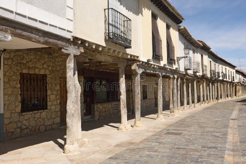 Οδός με τα arcades Ampudia, Tierra de Campos, Palenciia prov στοκ εικόνα με δικαίωμα ελεύθερης χρήσης Οδός με τα arcades Ampudia, Tierra de Campos, Palenciia prov στοκ εικόνα με δικαίωμα ελεύθερης χρήσης