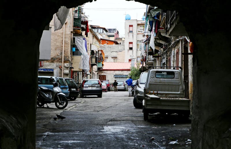 Οδός με τις χαρακτηριστικά ιταλικά πολυκατοικίες και τα καταστήματα στο Παλέρμο στοκ φωτογραφία με δικαίωμα ελεύθερης χρήσης