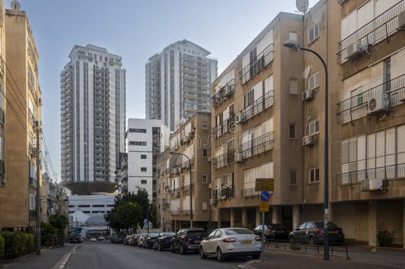 Οδός Της Πόλης Γεμάτη Κτίρια Διαμερισμάτων Και Παρκαρισμένα Αυτοκίνητα. Η παλιά και η νέα στοκ εικόνες με δικαίωμα ελεύθερης χρήσης