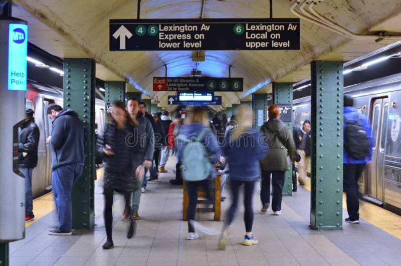 Οι άνθρωποι ανταλάσσουν για να απασχοληθούν στη διέλευση μετρό υπογείων πόλεων της Νέας Υόρκης ώρας κυκλοφοριακής αιχμής