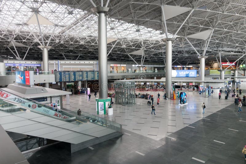 Οι άνθρωποι επισκέπτονται την αίθουσα αναχώρησης στο διεθνή αερολιμένα Schiphol στοκ φωτογραφίες Οι άνθρωποι επισκέπτονται την αίθουσα αναχώρησης στο διεθνή αερολιμένα Schiphol στοκ φωτογραφίες