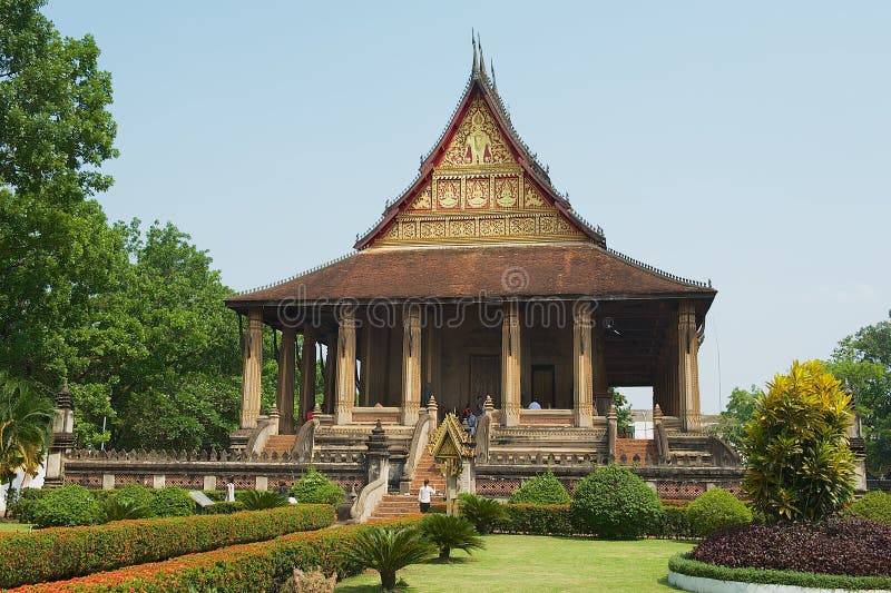 Οι άνθρωποι επισκέπτονται το κτήριο Haw Phra Kaew σε Vientiane, Λάος Προηγούμενος ναός του σμαραγδένιου Βούδα, τώρα ένα μουσείο στοκ φωτογραφία με δικαίωμα ελεύθερης χρήσης Οι άνθρωποι επισκέπτονται το κτήριο Haw Phra Kaew σε Vientiane, Λάος Προηγούμενος ναός του σμαραγδένιου Βούδα, τώρα ένα μουσείο στοκ φωτογραφία με δικαίωμα ελεύθερης χρήσης