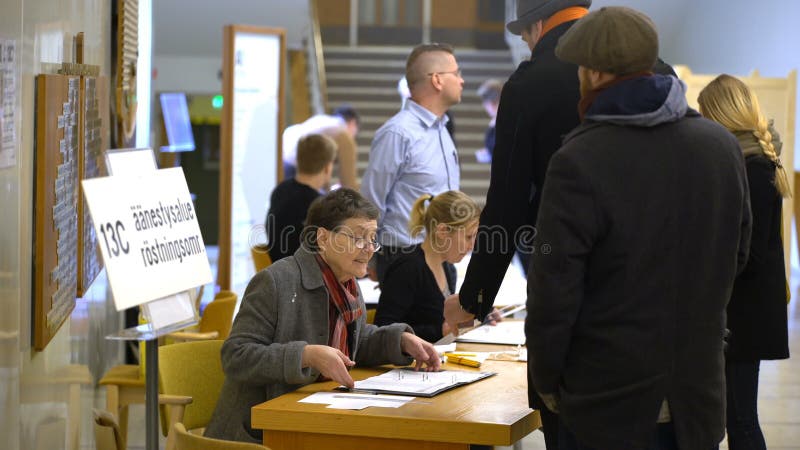 Οι άνθρωποι καταχωρούν πρίν ψηφίζουν κατά τη διάρκεια των δημοτικών εκλογών