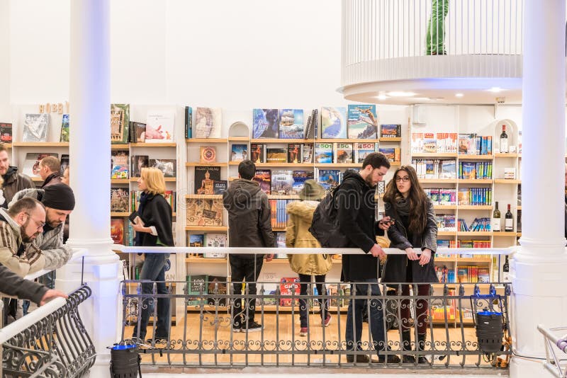 Οι άνθρωποι ορμούν στα βιβλία αγορών στη βιβλιοθήκη στοκ φωτογραφία με δικαίωμα ελεύθερης χρήσης Οι άνθρωποι ορμούν στα βιβλία αγορών στη βιβλιοθήκη στοκ φωτογραφία με δικαίωμα ελεύθερης χρήσης