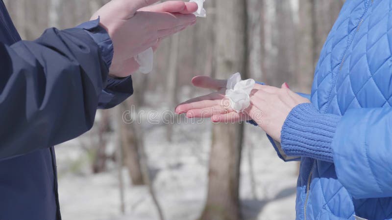 οι άνθρωποι σκουπίζουν τα χέρια τους με ένα αντιβακτηριακό μαντηλάκι στο δρόμο και στη συνέχεια κάνουν χειραψία . πρόληψη και προσ