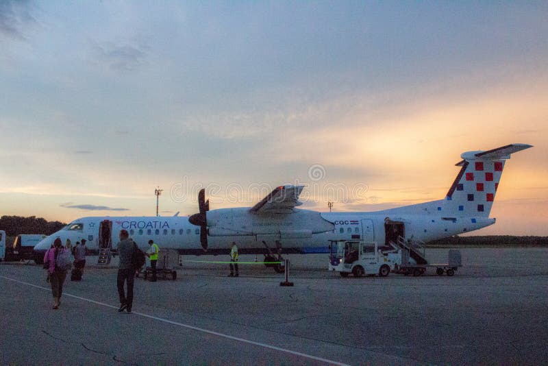 Οι αερογραμμές της Κροατίας ορμούν Q400 9a-CQC στοκ εικόνα Οι αερογραμμές της Κροατίας ορμούν Q400 9a-CQC στοκ εικόνα
