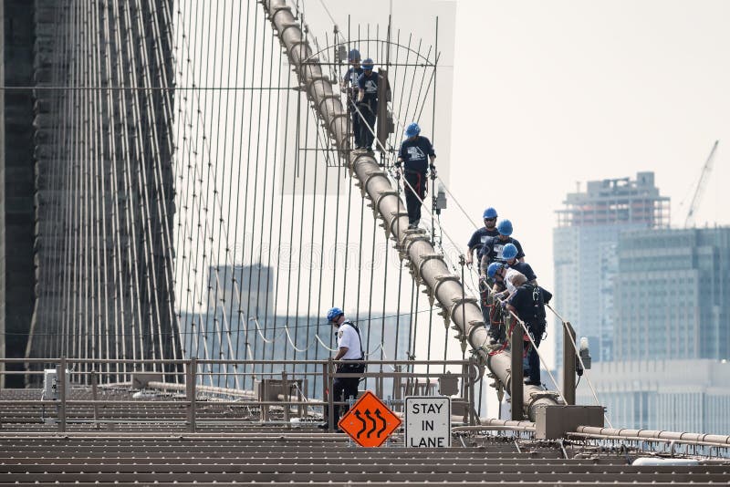Οι ανώτεροι υπάλληλοι NYPD ESU αναρριχούνται κάτω από τη γέφυρα του Μπρούκλιν στοκ εικόνες Οι ανώτεροι υπάλληλοι NYPD ESU αναρριχούνται κάτω από τη γέφυρα του Μπρούκλιν στοκ εικόνες