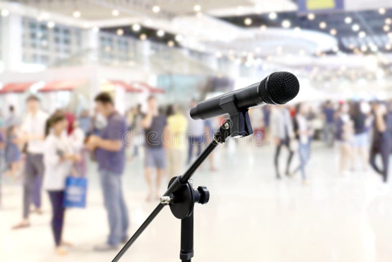 Οι δημόσιες σχέσεις μικροφώνων θόλωσαν πολλούς ανθρώπους μέσα στην αίθουσα γεγονότος λεωφόρων αγορών πολυκαταστημάτων μέσα στο υπ στοκ φωτογραφίες Οι δημόσιες σχέσεις μικροφώνων θόλωσαν πολλούς ανθρώπους μέσα στην αίθουσα γεγονότος λεωφόρων αγορών πολυκαταστημάτων μέσα στο υπ στοκ φωτογραφίες