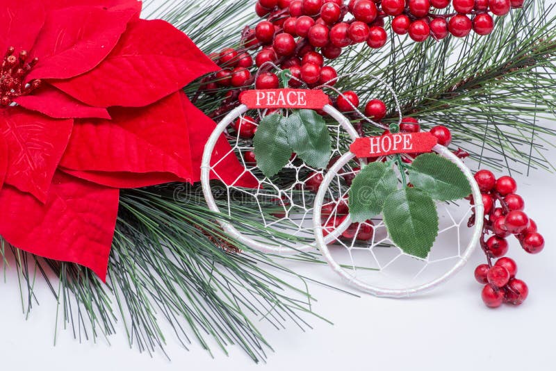 Οι διακοπές κόκκινο Poinsettia άνθισης, ο Μπους πεύκων και μούρων και η διακόσμηση διακοσμήσεων με μορφή πράσινων φύλλου και σημα στοκ φωτογραφία με δικαίωμα ελεύθερης χρήσης Οι διακοπές κόκκινο Poinsettia άνθισης, ο Μπους πεύκων και μούρων και η διακόσμηση διακοσμήσεων με μορφή πράσινων φύλλου και σημα στοκ φωτογραφία με δικαίωμα ελεύθερης χρήσης