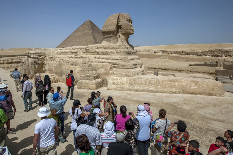 Οι επισκέπτες σε Giza στο Κάιρο στην Αίγυπτο βλέπουν την πυραμίδα Khufu και του Sphinx στοκ φωτογραφίες με δικαίωμα ελεύθερης χρήσης Οι επισκέπτες σε Giza στο Κάιρο στην Αίγυπτο βλέπουν την πυραμίδα Khufu και του Sphinx στοκ φωτογραφίες με δικαίωμα ελεύθερης χρήσης