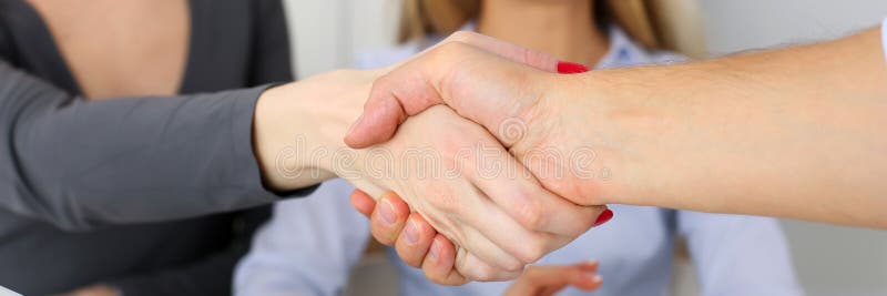 Οι επιχειρηματίες τινάζουν τα χέρια όπως γειά σου στην αρχή στοκ φωτογραφία με δικαίωμα ελεύθερης χρήσης Οι επιχειρηματίες τινάζουν τα χέρια όπως γειά σου στην αρχή στοκ φωτογραφία με δικαίωμα ελεύθερης χρήσης
