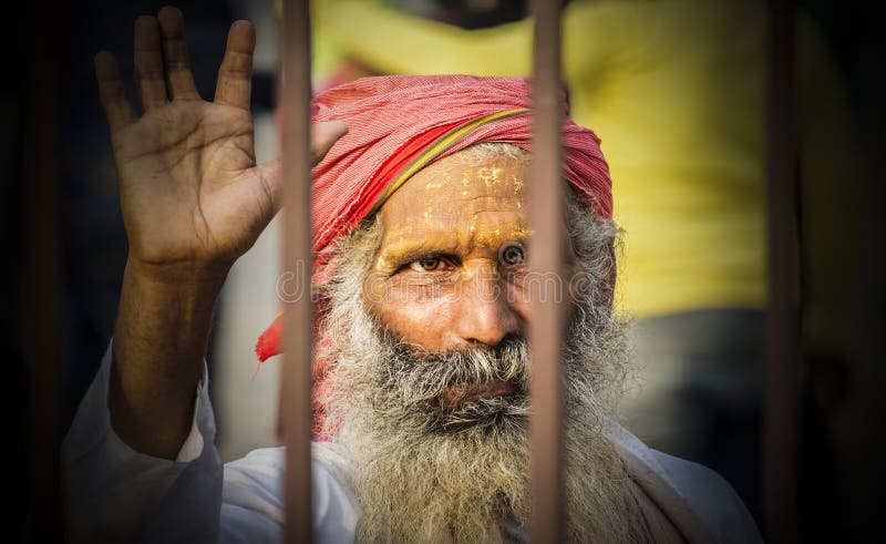 Οι ευλογίες ενός Sadhu (ιερό άτομο) που συλλαμβάνεται μέσω του railin σιδήρου στοκ φωτογραφίες με δικαίωμα ελεύθερης χρήσης Οι ευλογίες ενός Sadhu (ιερό άτομο) που συλλαμβάνεται μέσω του railin σιδήρου στοκ φωτογραφίες με δικαίωμα ελεύθερης χρήσης