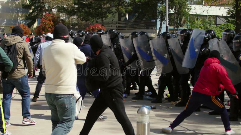 Οι διαμαρτυρόμενοι διαφωνούν με τη χωροφυλακή ταραχής κατά τη διάρκεια μιας άσκησης ταραχή-ελέγχου