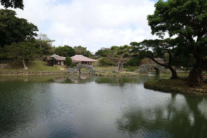 οι κήποι της shikinaen naha okinawa. οι κήποι του shikinaen βρίσκονται σε ένα μικρό λόφο νότια του κάστρου shuri στη naha okinawa. το shikina en δημιουργήθηκε σε ένα μείγμα αρχιτεκτονικών στυλ κινεζικών και ρυουκιού.