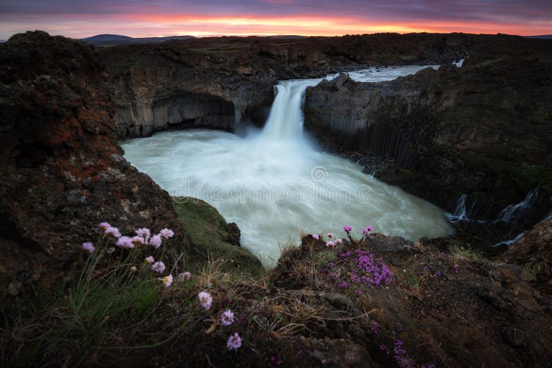 Οι καταρράκτες Aldeyjarfoss είναι τοποθετημένοι στο βόρειο τμήμα της Ισλανδίας στοκ φωτογραφία Οι καταρράκτες Aldeyjarfoss είναι τοποθετημένοι στο βόρειο τμήμα της Ισλανδίας στοκ φωτογραφία