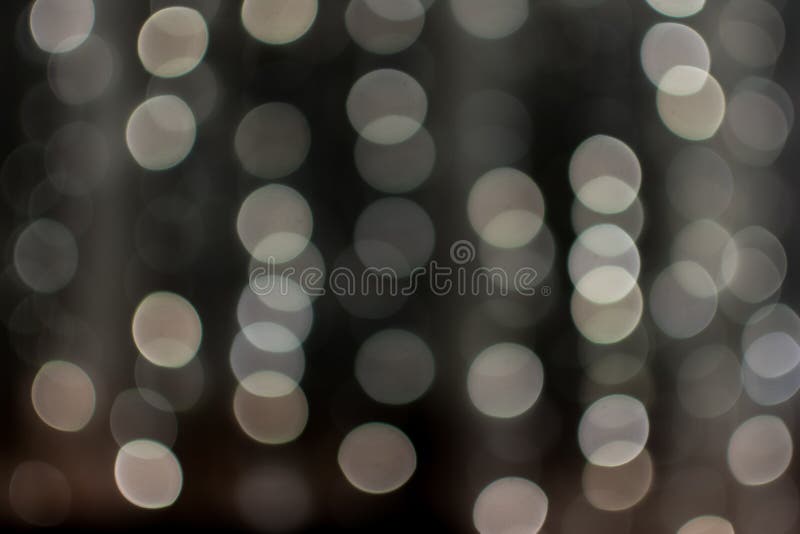 Οι κρέμα-χρωματισμένες bokeh σφαίρες, θολωμένη γιρλάντα, σύσταση, υπόβαθρο, φωτογραφία είναι από την εστίαση, διάστημα αντιγράφων στοκ εικόνες Οι κρέμα-χρωματισμένες bokeh σφαίρες, θολωμένη γιρλάντα, σύσταση, υπόβαθρο, φωτογραφία είναι από την εστίαση, διάστημα αντιγράφων στοκ εικόνες