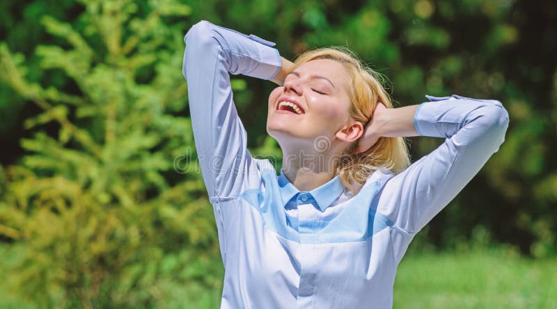Οι λόγοι εσείς πρέπει meditate κάθε μέρα Ξεκαθαρίστε τις σκέψεις σας Βρείτε το λεπτό για να χαλαρώσετε Φύση χλόης κοριτσιών medit στοκ φωτογραφίες με δικαίωμα ελεύθερης χρήσης Οι λόγοι εσείς πρέπει meditate κάθε μέρα Ξεκαθαρίστε τις σκέψεις σας Βρείτε το λεπτό για να χαλαρώσετε Φύση χλόης κοριτσιών medit στοκ φωτογραφίες με δικαίωμα ελεύθερης χρήσης