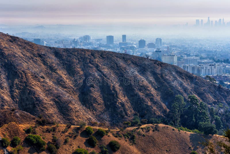 Οι Μαγευμένες Λόφοι του Φαραγγιόν με το Smoky Los Angeles Skyline στοκ φωτογραφίες