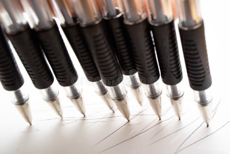 Οι μαύρες μάνδρες ballpoint γράφουν στη Λευκή Βίβλο στοκ φωτογραφία με δικαίωμα ελεύθερης χρήσης Οι μαύρες μάνδρες ballpoint γράφουν στη Λευκή Βίβλο στοκ φωτογραφία με δικαίωμα ελεύθερης χρήσης