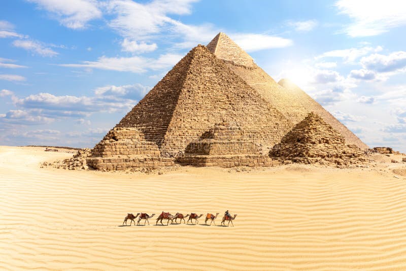 Οι μεγάλες πυραμίδες Giza και ένα τραίνο των καμηλών στην έρημο, Αίγυπτος στοκ εικόνες Οι μεγάλες πυραμίδες Giza και ένα τραίνο των καμηλών στην έρημο, Αίγυπτος στοκ εικόνες