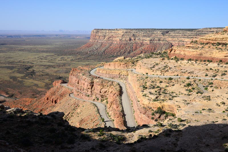 οι μεταγωγείς moki dugway επανέρχονται στο cedar mesa ένα χαλικώδες τμήμα του αυτοκινητοδρόμου utah 261 στοκ εικόνες
