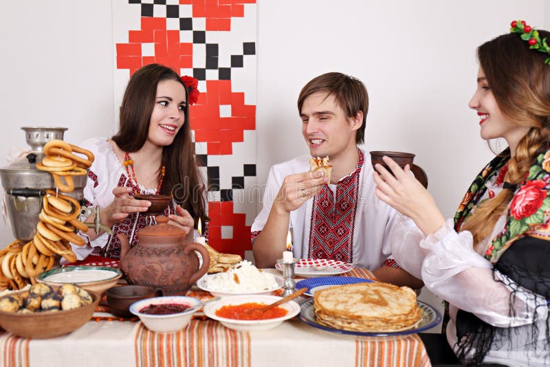 Οι νέοι γιορτάζουν Shrovetide στοκ φωτογραφίες με δικαίωμα ελεύθερης χρήσης