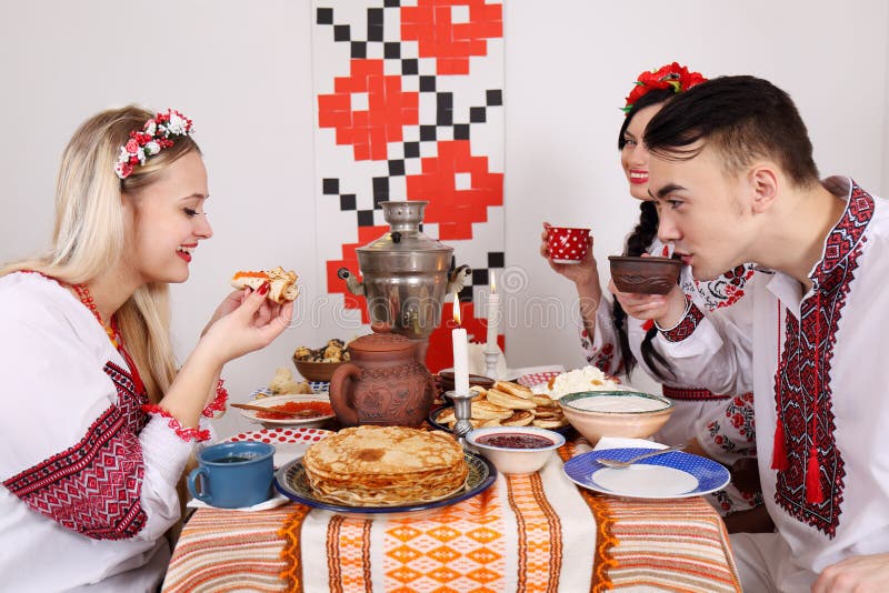 Οι νέοι γιορτάζουν Shrovetide στοκ φωτογραφία με δικαίωμα ελεύθερης χρήσης