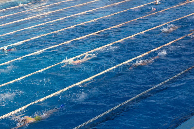 Οι νέοι κολυμβητές στην υπαίθρια πισίνα κατά τη διάρκεια της ελεύθερης κολύμβησης συναγωνίζονται Τρόπος ζωής υγείας και ικανότητα στοκ φωτογραφία με δικαίωμα ελεύθερης χρήσης Οι νέοι κολυμβητές στην υπαίθρια πισίνα κατά τη διάρκεια της ελεύθερης κολύμβησης συναγωνίζονται Τρόπος ζωής υγείας και ικανότητα στοκ φωτογραφία με δικαίωμα ελεύθερης χρήσης