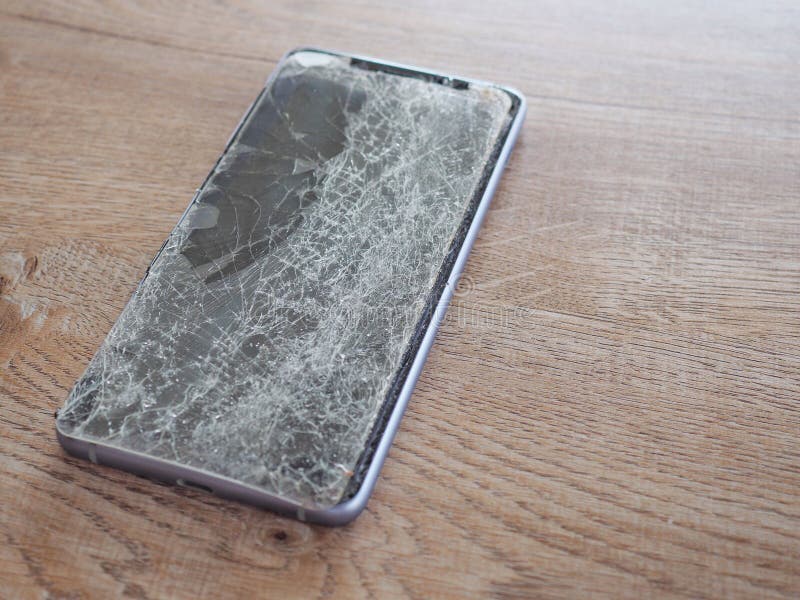 Οι οθόνες Smartphone σπάζουν από το μειωμένο έδαφος και τη διαστημική συμφωνία με την έννοια της τεχνολογίας ατυχήματος, ασφάλεια στοκ εικόνες με δικαίωμα ελεύθερης χρήσης Οι οθόνες Smartphone σπάζουν από το μειωμένο έδαφος και τη διαστημική συμφωνία με την έννοια της τεχνολογίας ατυχήματος, ασφάλεια στοκ εικόνες με δικαίωμα ελεύθερης χρήσης