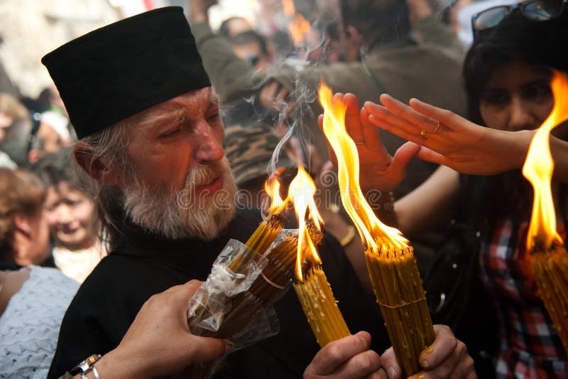 Οι ορθόδοξοι Χριστιανοί της Ιερουσαλήμ γιορτάζουν την ιερή πυρκαγιά στοκ φωτογραφία με δικαίωμα ελεύθερης χρήσης Οι ορθόδοξοι Χριστιανοί της Ιερουσαλήμ γιορτάζουν την ιερή πυρκαγιά στοκ φωτογραφία με δικαίωμα ελεύθερης χρήσης