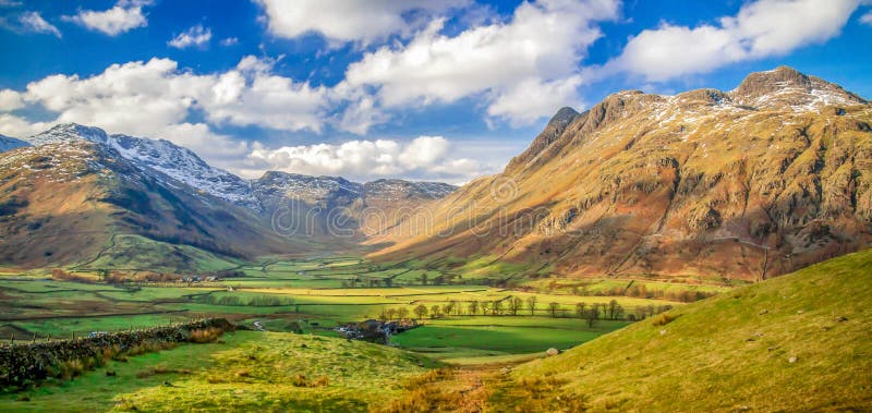 Οι λούτσοι Langdale που κοιτάζουν προς το τόξο έπεσαν, η περιοχή λιμνών στοκ φωτογραφία με δικαίωμα ελεύθερης χρήσης