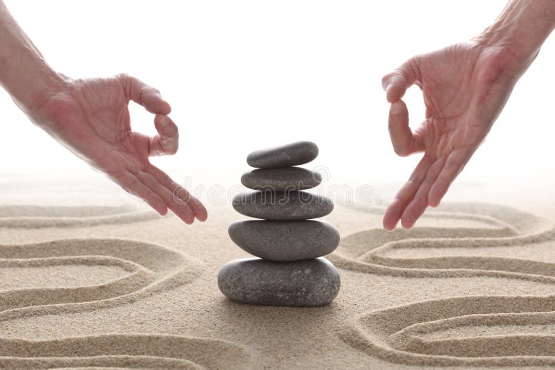 Οι πέτρες της Zen που συσσωρεύονται στη μαζεμένη με τη τσουγκράνα άμμο με δύο παραδίδουν τη θέση του OM και το διάστημα αντιγράφω στοκ φωτογραφία Οι πέτρες της Zen που συσσωρεύονται στη μαζεμένη με τη τσουγκράνα άμμο με δύο παραδίδουν τη θέση του OM και το διάστημα αντιγράφω στοκ φωτογραφία