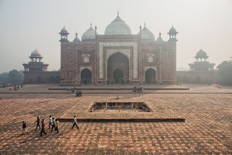 Οι πύλες σε Taj Mahal στην αιθαλομίχλη, Agra, Ινδία Ατμοσφαιρική ρύπανση στοκ φωτογραφία με δικαίωμα ελεύθερης χρήσης Οι πύλες σε Taj Mahal στην αιθαλομίχλη, Agra, Ινδία Ατμοσφαιρική ρύπανση στοκ φωτογραφία με δικαίωμα ελεύθερης χρήσης