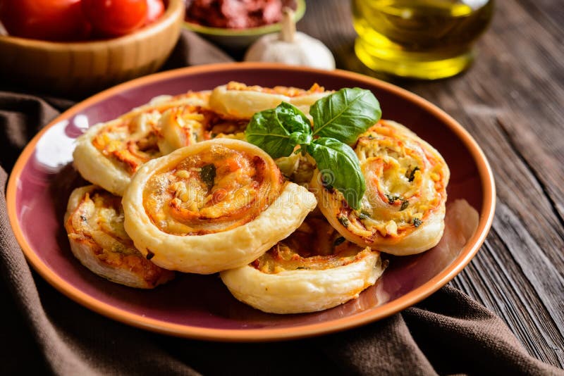 Οι ρόλοι ζύμης ριπών γέμισαν με tofu, τη μοτσαρέλα, τη σάλτσα ντοματών, το σκόρδο και το βασιλικό στοκ εικόνες Οι ρόλοι ζύμης ριπών γέμισαν με tofu, τη μοτσαρέλα, τη σάλτσα ντοματών, το σκόρδο και το βασιλικό στοκ εικόνες