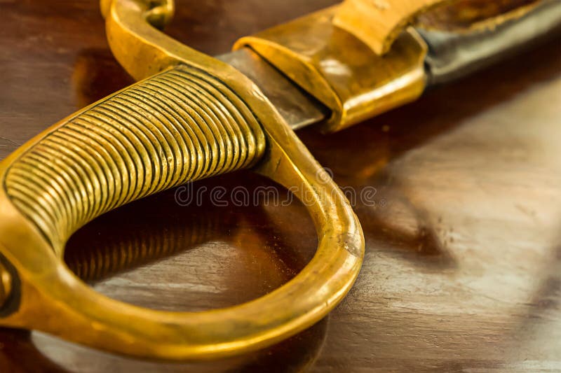 Οι σιδερένιες ράβδοι χειρίζονται κοντινό σχέδιο στρατιωτικού υποβάθρου Hilt Saber στοκ φωτογραφίες