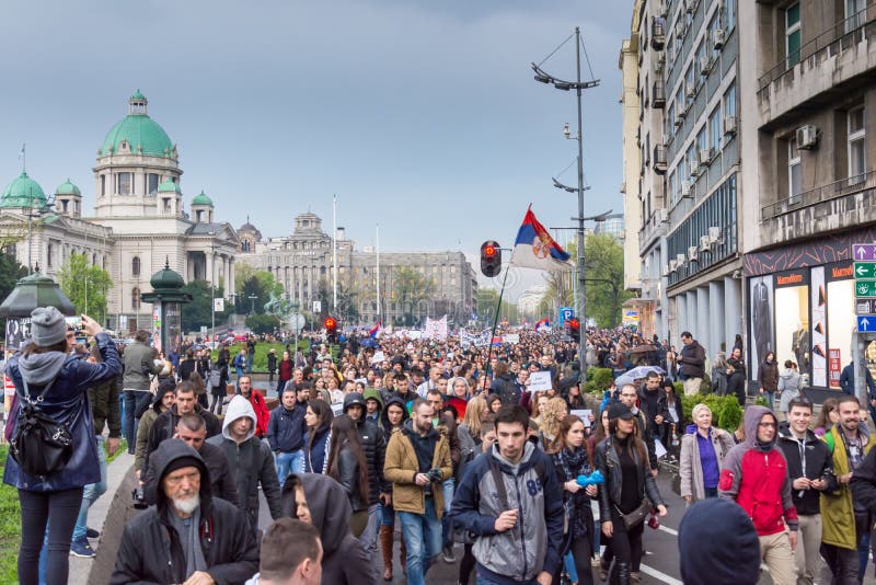 Φοιτητές βγήκαν στους δρόμους για να διαμαρτυρηθούν κατά της σερβικής κυβέρνησης στοκ φωτογραφίες με δικαίωμα ελεύθερης χρήσης