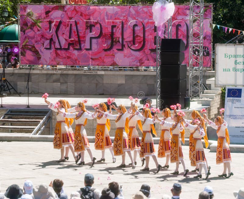 Οι συλλεκτικές μηχανές χορού αυξήθηκαν πέταλα στο φεστιβάλ σε Karlovo, Βουλγαρία στοκ φωτογραφία Οι συλλεκτικές μηχανές χορού αυξήθηκαν πέταλα στο φεστιβάλ σε Karlovo, Βουλγαρία στοκ φωτογραφία