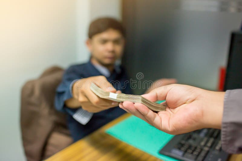 Οι συνέταιροι υποβάλλουν τα ψευδή μετρητά στους επιχειρηματίες των οποίων αρσενικοί επιχειρηματίες για να δεχτεί τις δωροδοκίες σ στοκ εικόνες Οι συνέταιροι υποβάλλουν τα ψευδή μετρητά στους επιχειρηματίες των οποίων αρσενικοί επιχειρηματίες για να δεχτεί τις δωροδοκίες σ στοκ εικόνες